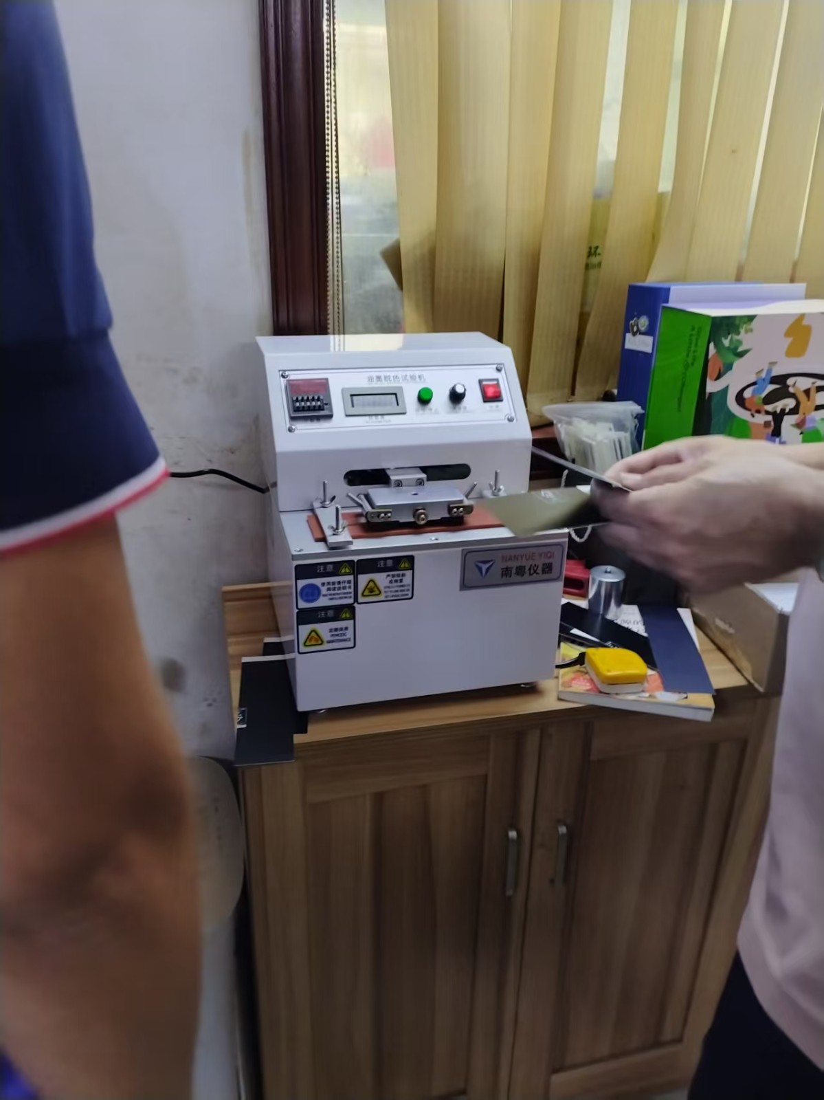 东莞市隆意实业有限公司 油墨脱色试验机1.jpg